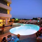 La Vita's Hotel Side
